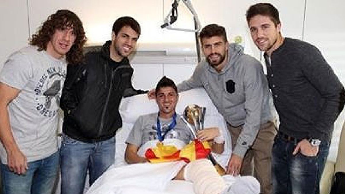 Villa recibe en el hospital la Copa del Mundo de Clubes y la medalla de campeón