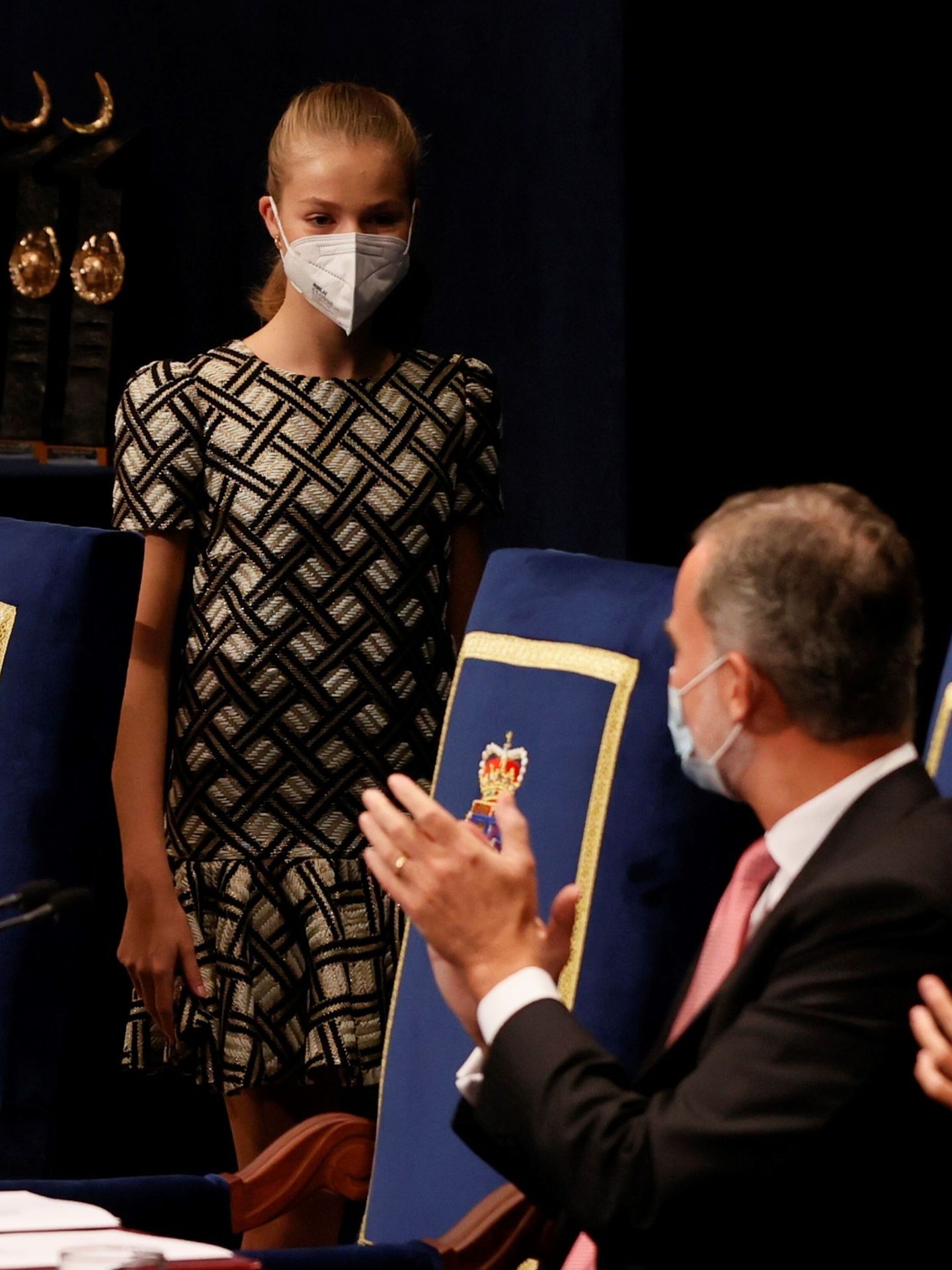 La princesa Leonor y el rey Felipe, durante los Premios Princesa de Asturias. (EFE/Ballesteros)