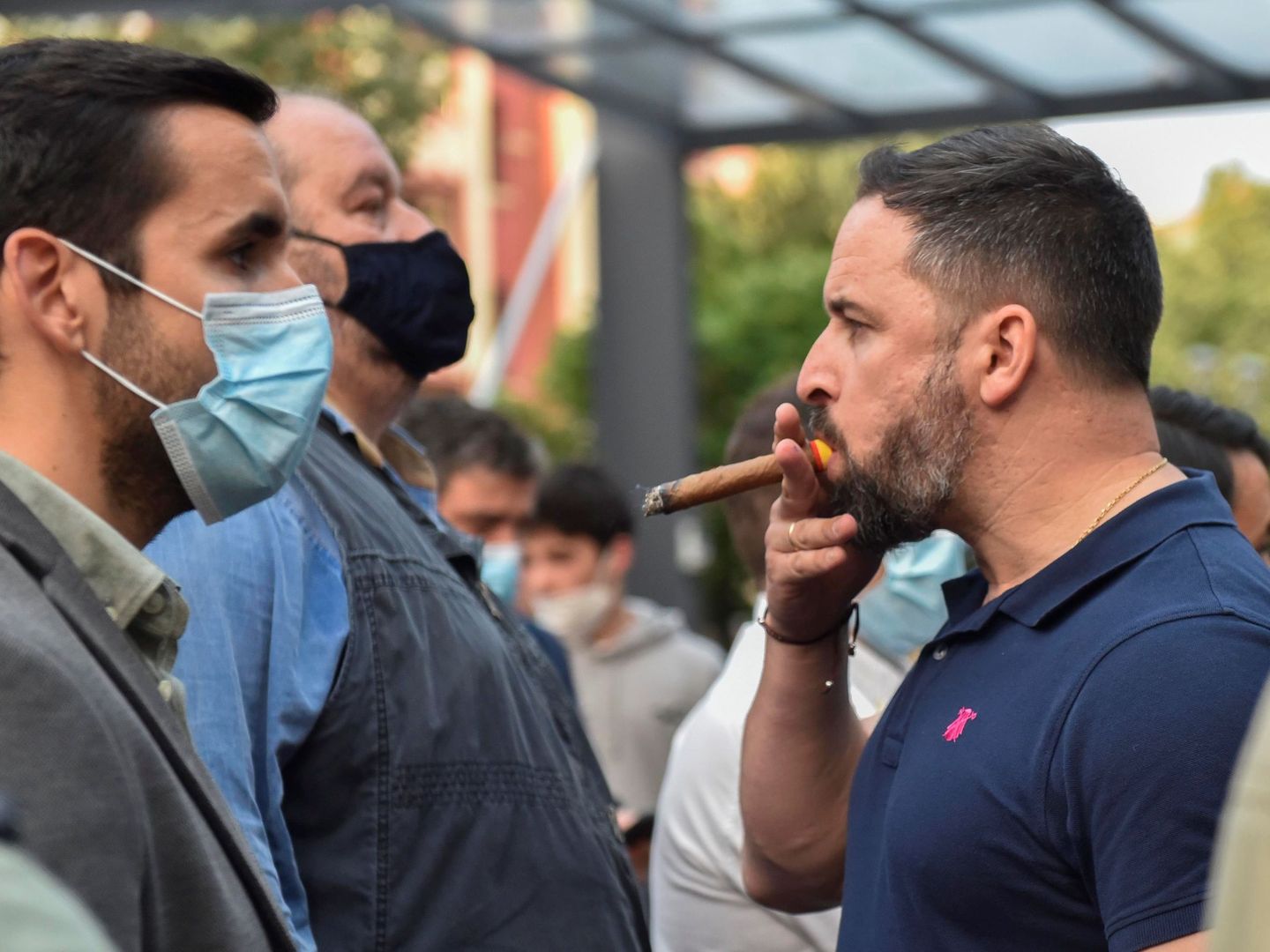 El presidente de Vox, Santiago Abascal, fuma un puro tras intervenir en Sestao, ayer. (EFE)