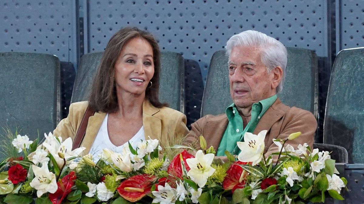 Vargas Llosa e Isabel Preysler, acaramelados en el tenis viendo a su yerno