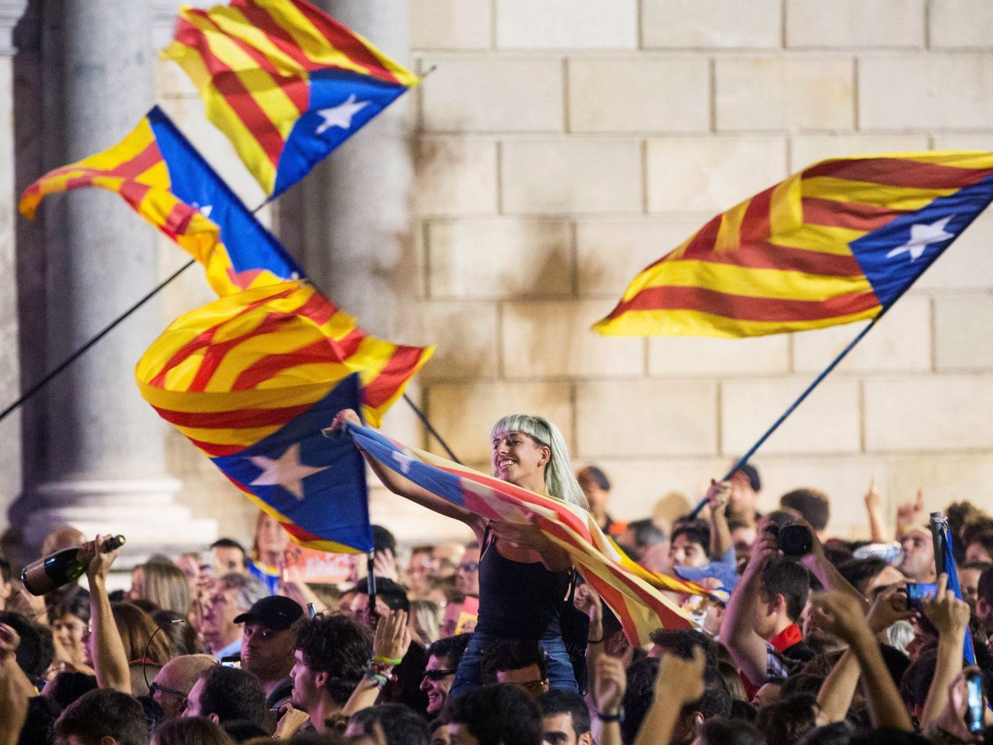 Miles de personas se concentraron anoche en la Plaza de Sant Jaume de Barcelona, ante el Palau de la Generalitat, sede del gobierno catalán, para festejar que el Parlament ha declarado de forma unilateral la independencia de Cataluña. (EFE)
