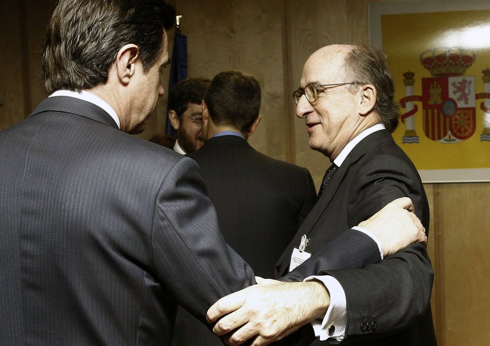 Foto: El ministro de Industria, Energía y Turismo, José Manuel Soria, conversa con el presidente de Repsol, Antonio Brufau. (EFE) 
