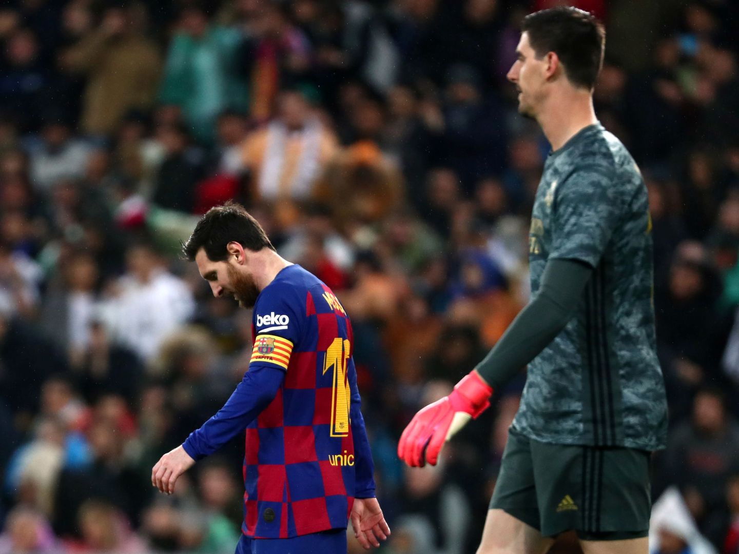 Courtois y Messi en el Clásico disputado en el Bernabéu. (Efe)