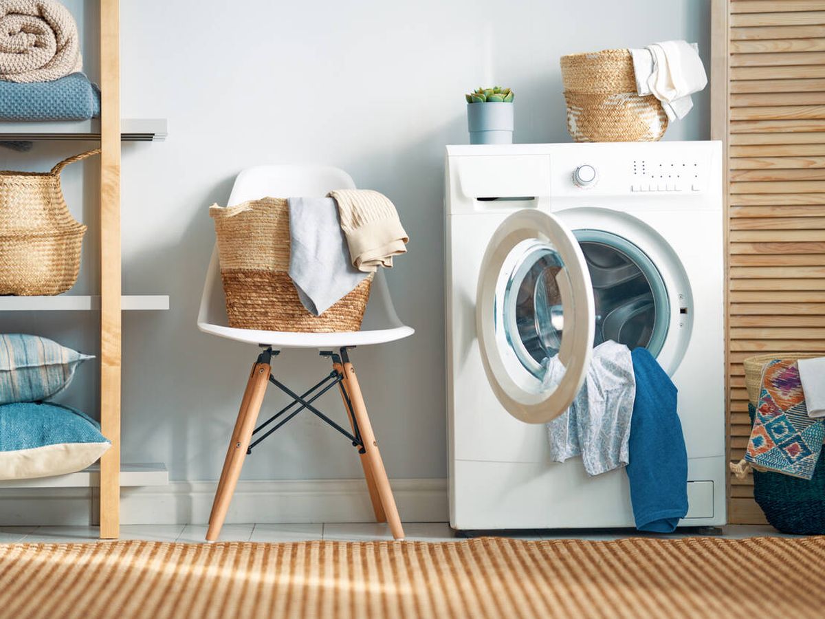 Foto: El truco de la lavadora con el que te evitarás planchar camisetas y camisas (iStock)