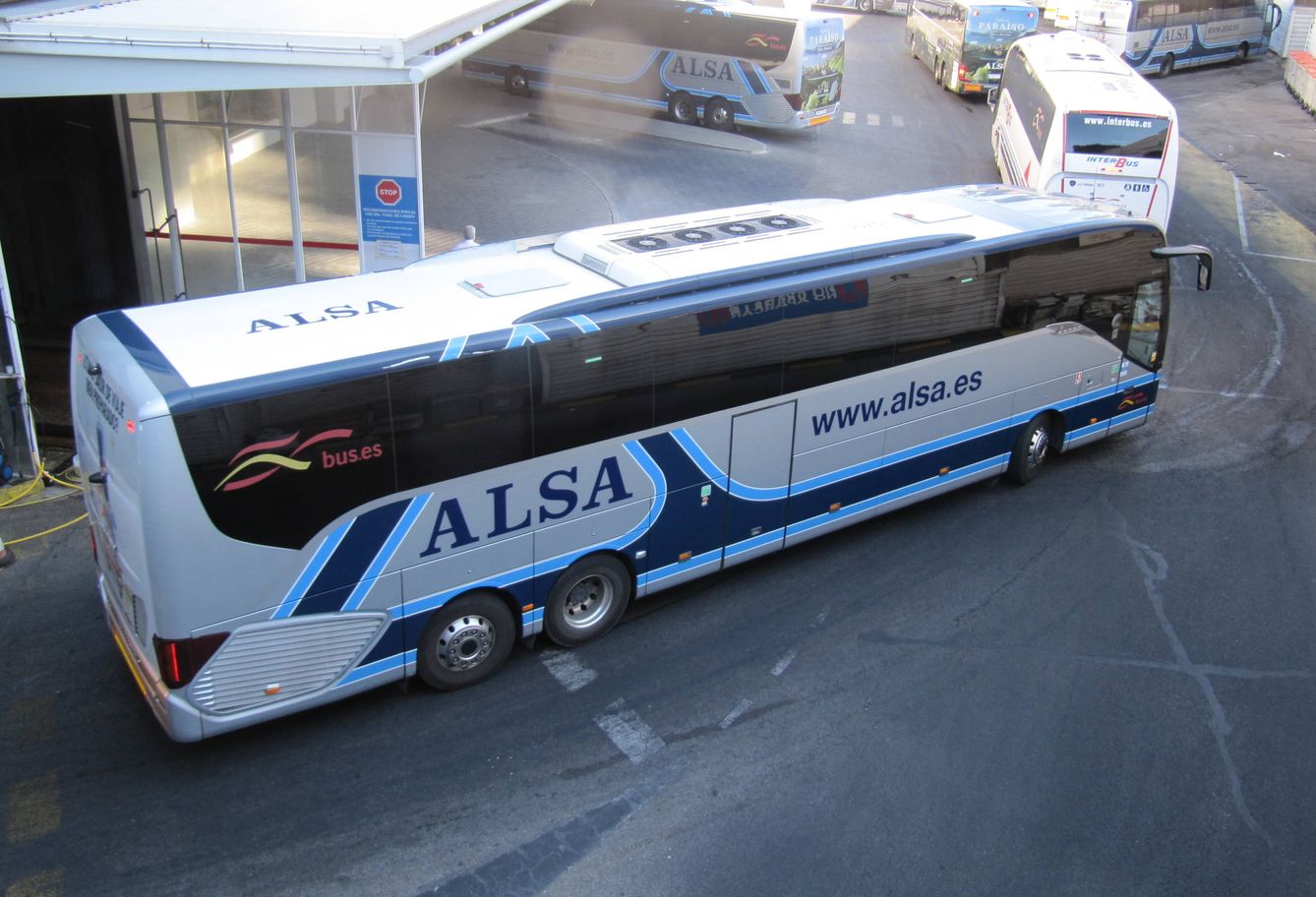 Un autobús de ALSA en Madrid. (EFE)