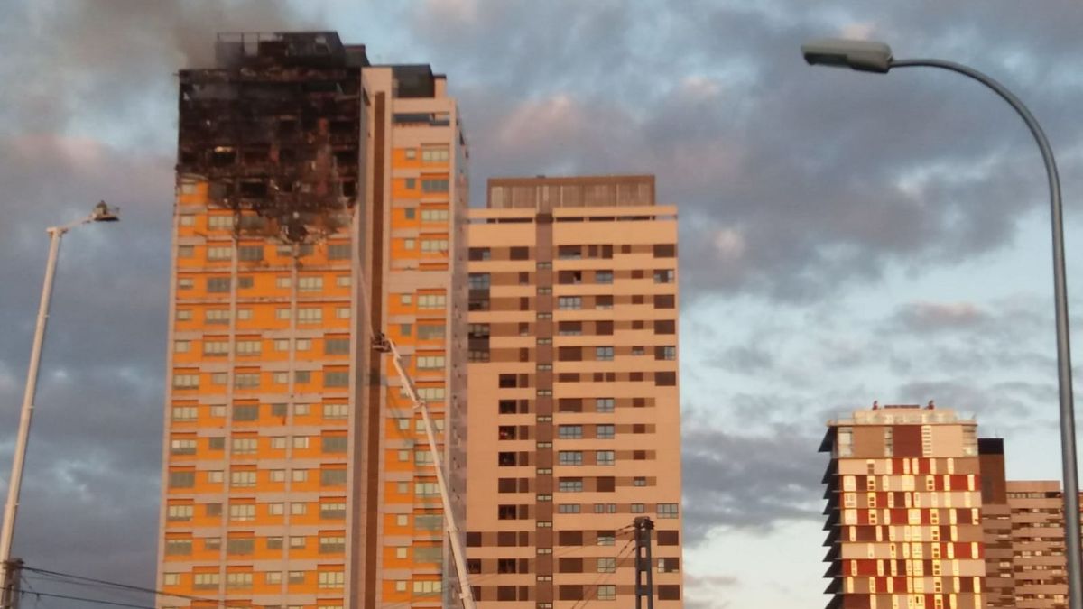 Extinguido un aparatoso incendio en una torre de 20 plantas en Madrid