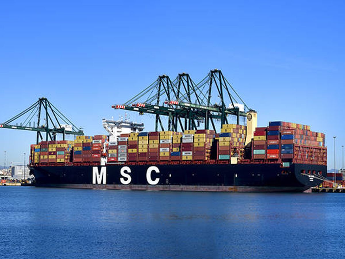 Foto: Un buque de MSC descarga en el Puerto de Valencia. 