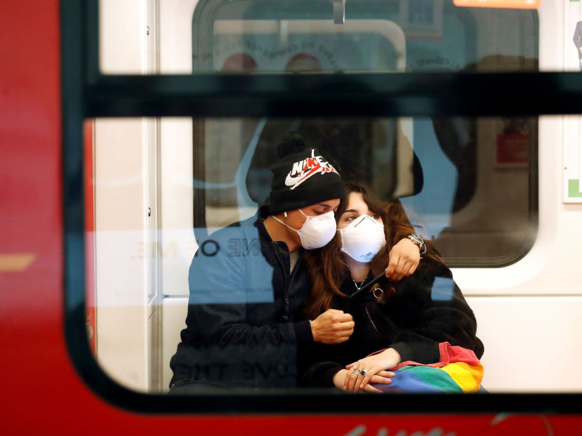 Foto: Una pareja, en el metro de Milán. (Reuters)