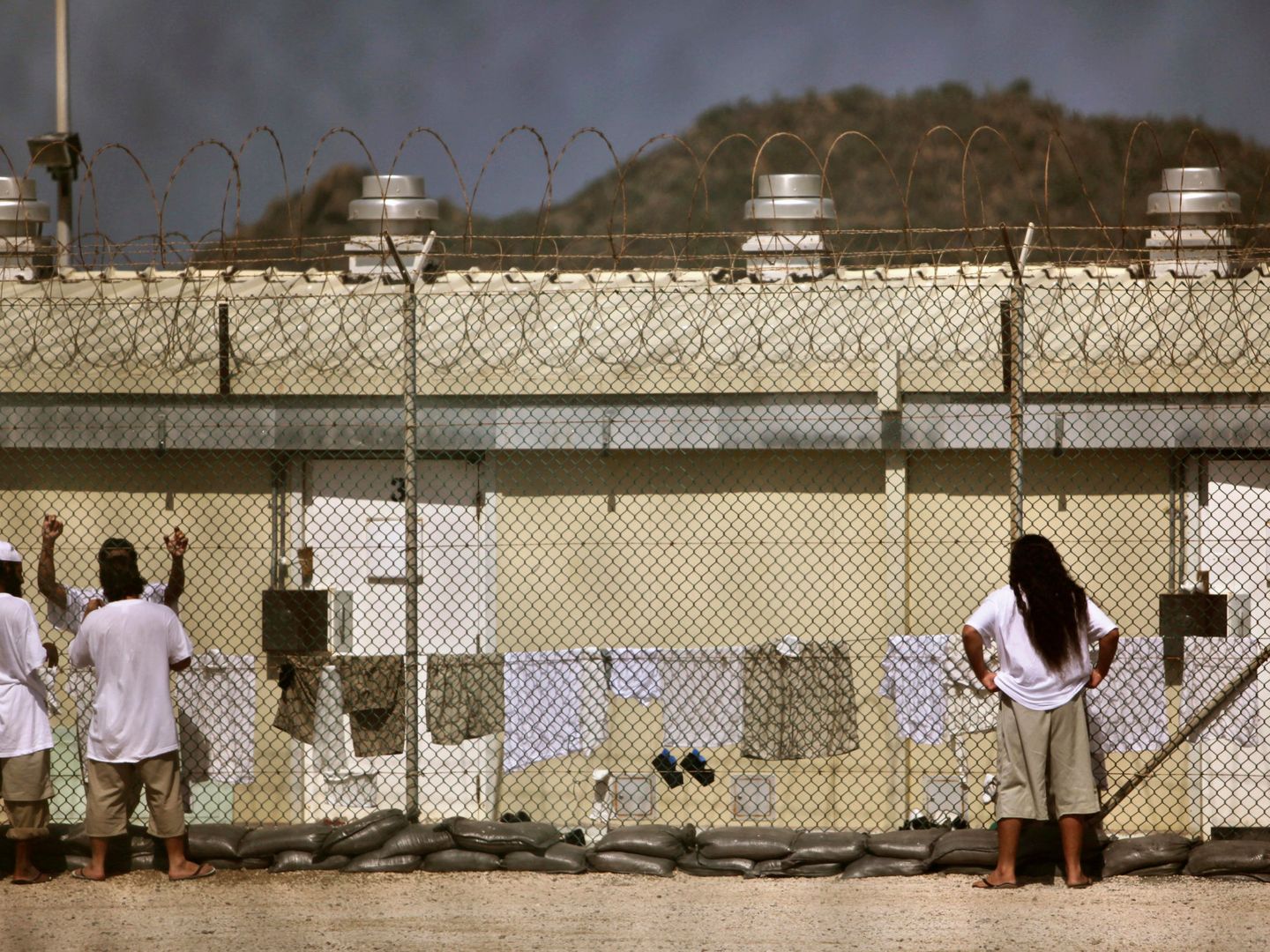 Detenidos en Guantánamo hablan en un patio al aire libre, el 31 de mayo de 2009. (Reuters)