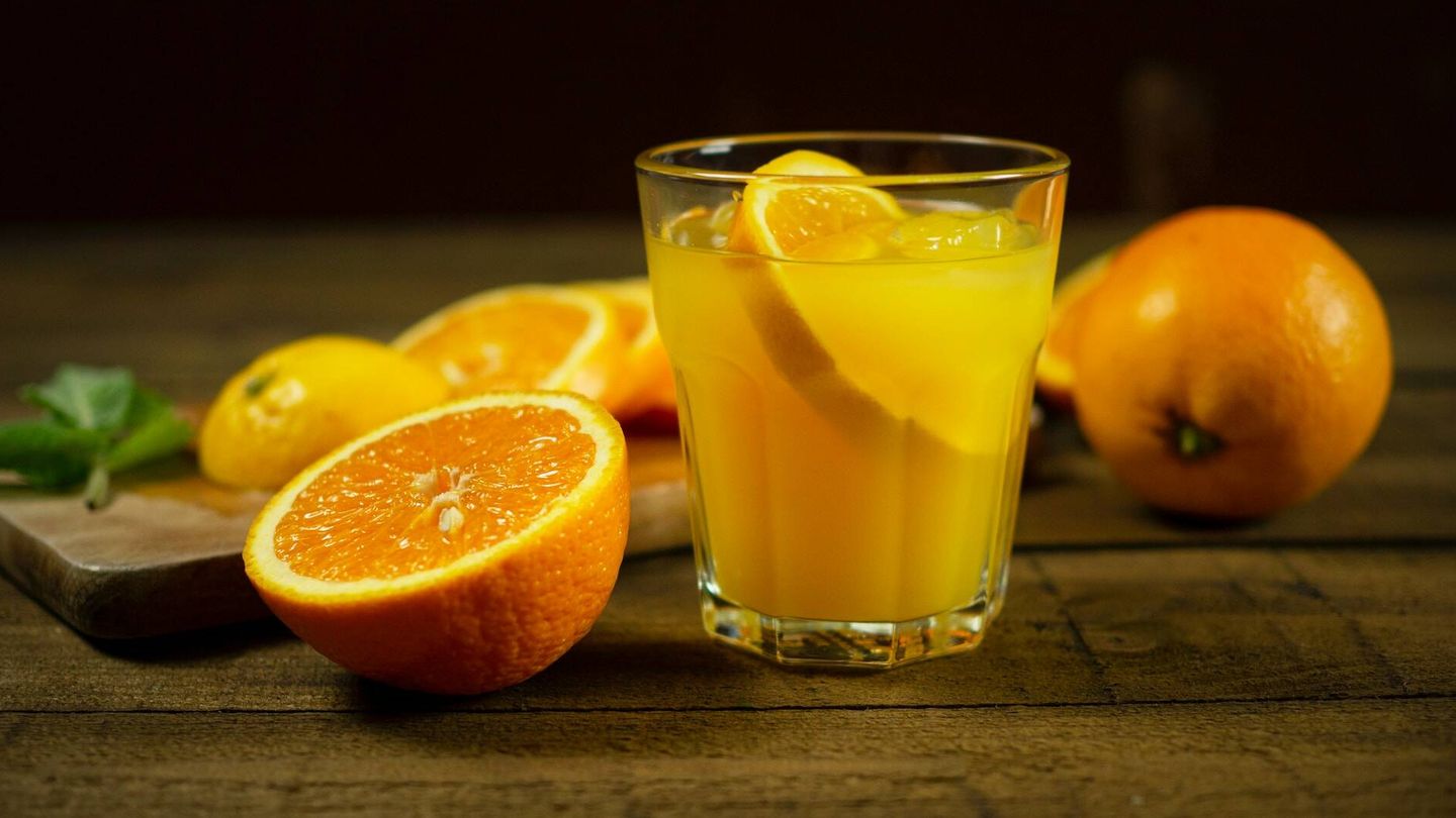El zumo de naranja y otras bebidas con azúcar no son recomendables para antes de dormir. (Mateusz Feliksik para Unsplash)