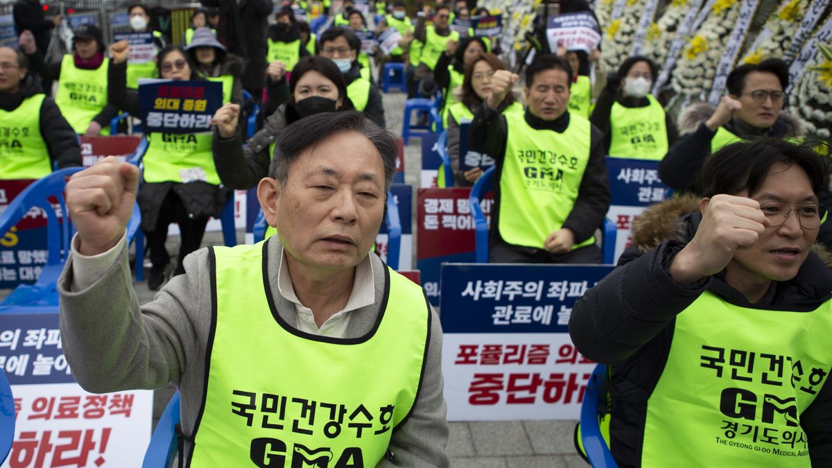 Los doctores a los que nadie aplaude: Corea del Sur se enzarza en una guerra sanitaria