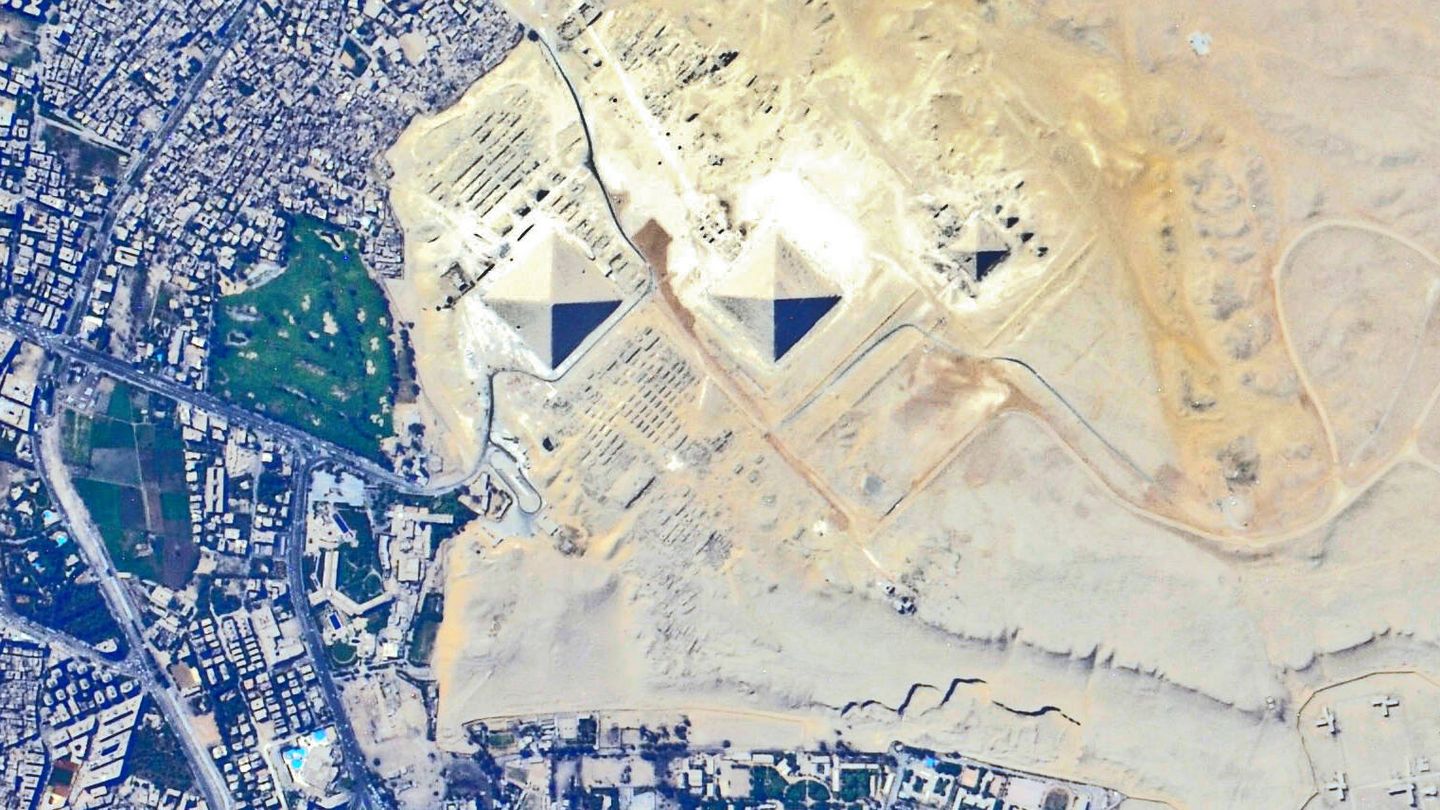 Las pirámides vistas desde la estación espacial internacional. (NASA)