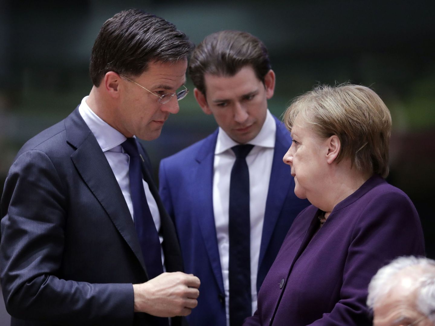 Mark Rutte, Sebastian Kurz y Angela Merkel en una reunión de líderes europeos. (Reuters)