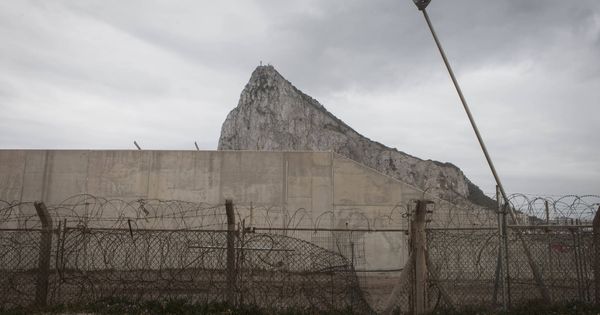 Foto: Valla rota entre La Línea y Gibraltar utilizada para el contrabando de tabaco. Imagen de 2017. (Jesús Domínguez)