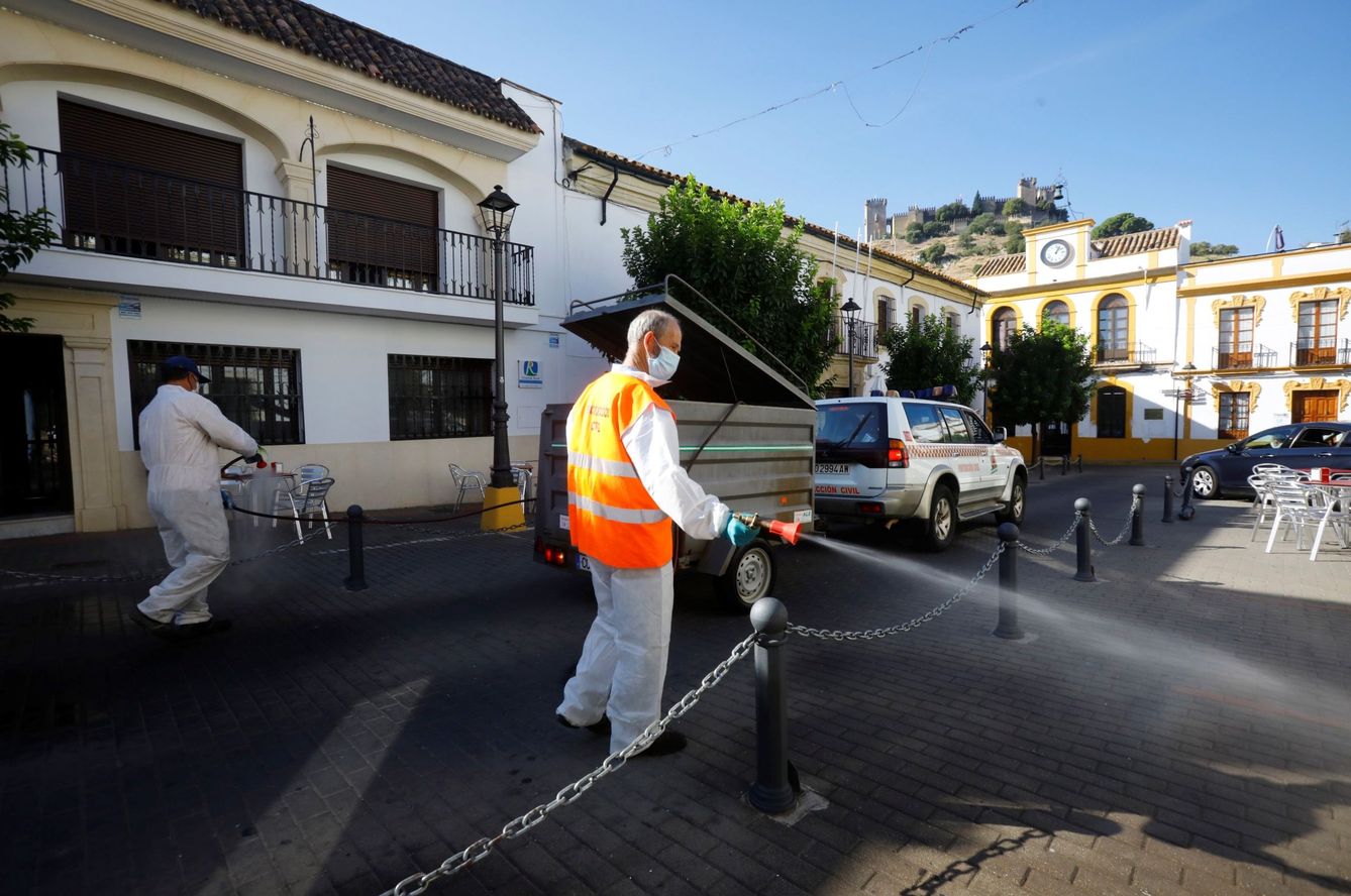 Operarios del Ayuntamiento de Almodóvar del Río (Córdoba) desinfectan las calles. (EFE)