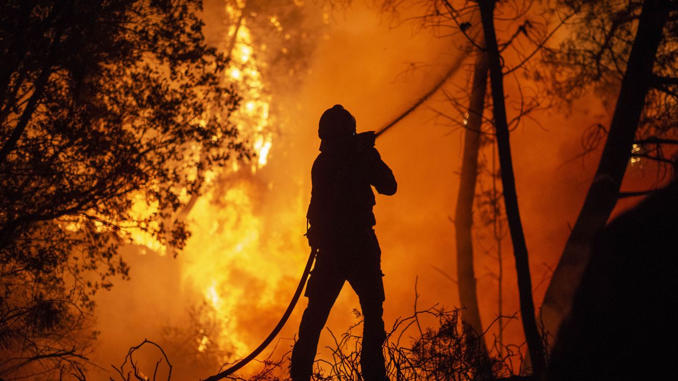 Foto: Un bombero en el incendio de Castrelo de Miño, en Ourense. (EFE/Brais Lorenzo)