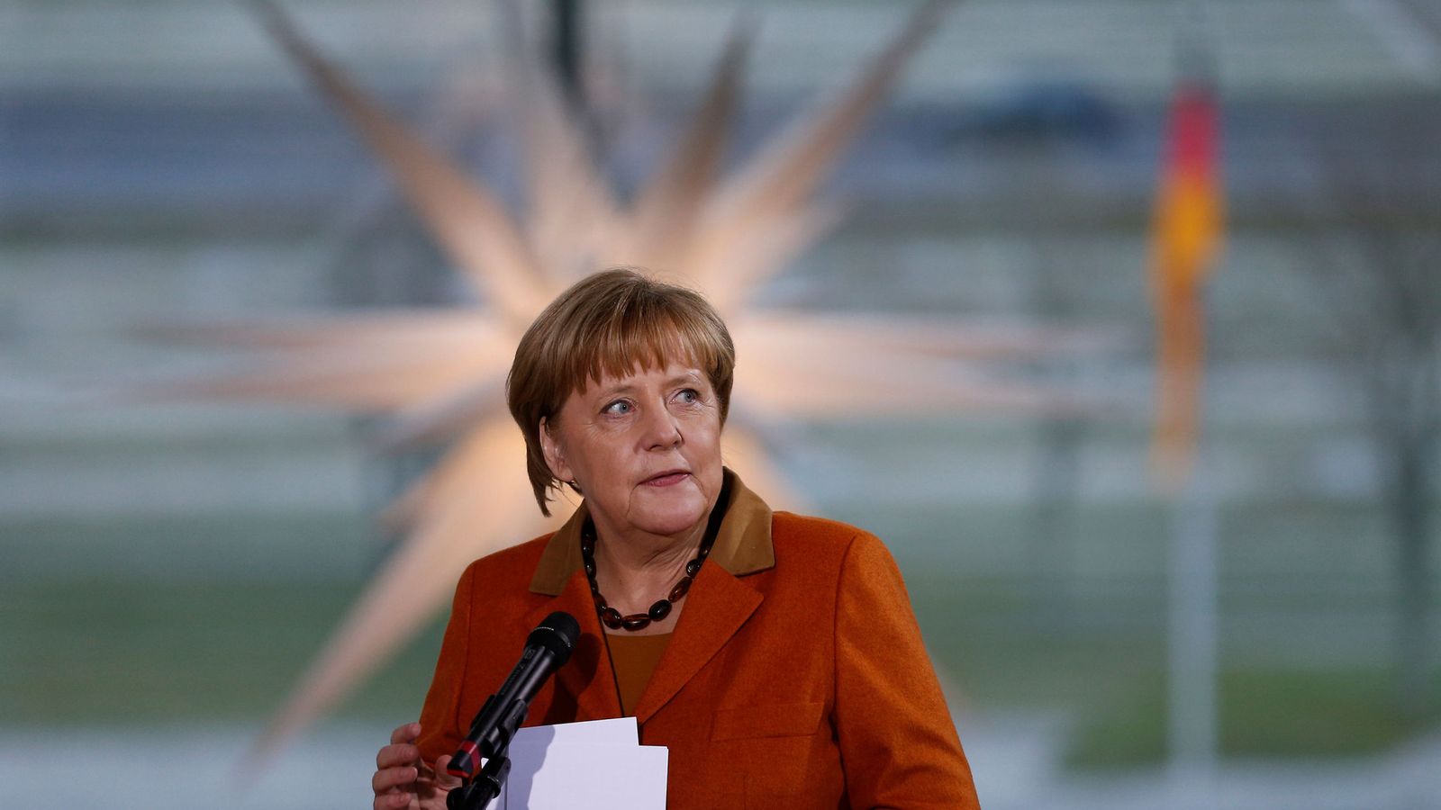 Foto: Angela Merkel habla a los familiares de los soldados alemanes destinados en el extranjero, en la Cancillería en Berlín, el 14 de diciembre de 2016 (Reuters)