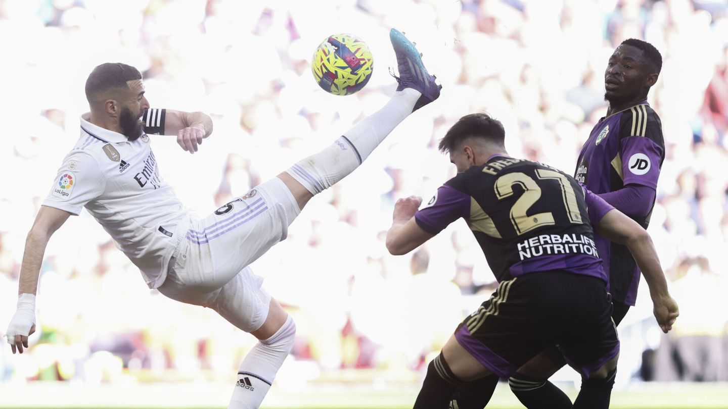 Karim Benzema remata para marcar uno de sus tres goles contra el Valladolid. (EFE/Rodrigo Jiménez).