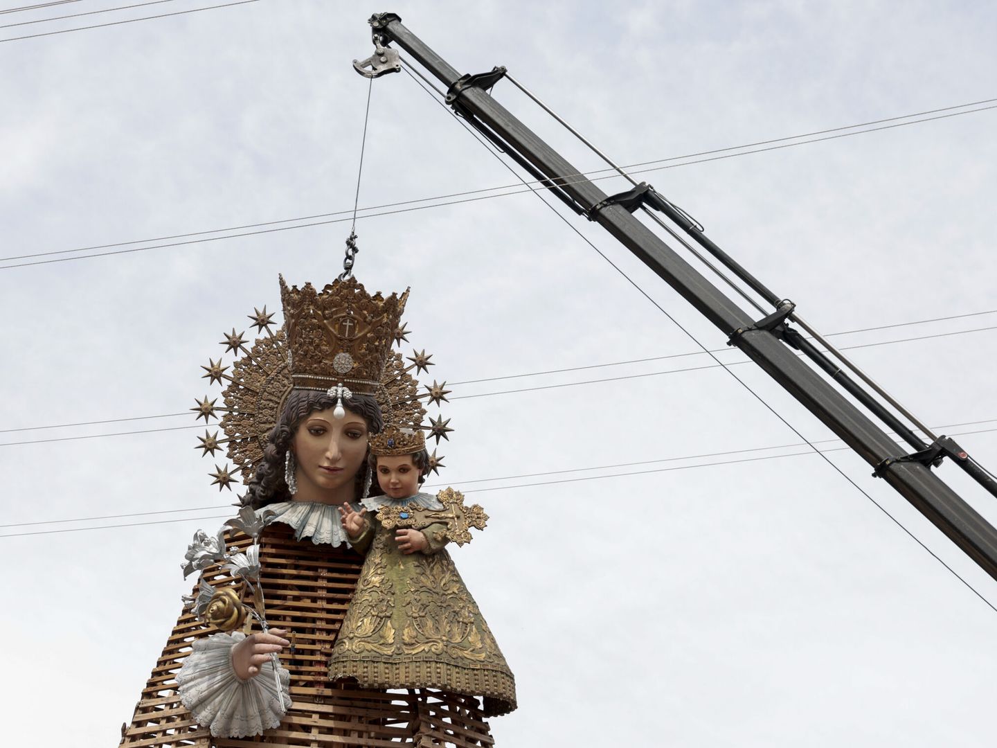 Vista general del traslado del catafalco de la Virgen de los Desamparados tras la celebración de la ofrenda de flores durante las pasadas Fallas. (EFE/Biel Aliño)