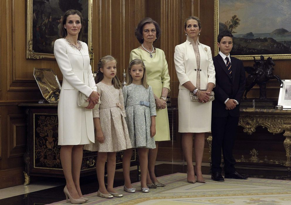 Foto: La Reina Letizia junto a la Princesa de Asturias, la infanta Sofía, la Reina Sofía, Elena la hermana del Rey y su hijo Froilán (Gtres)