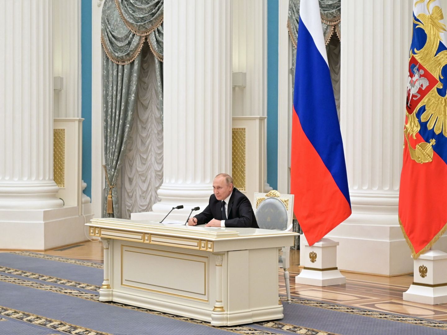 Putin, tras su escritorio (fotografía ofrecida por el Kremlin)