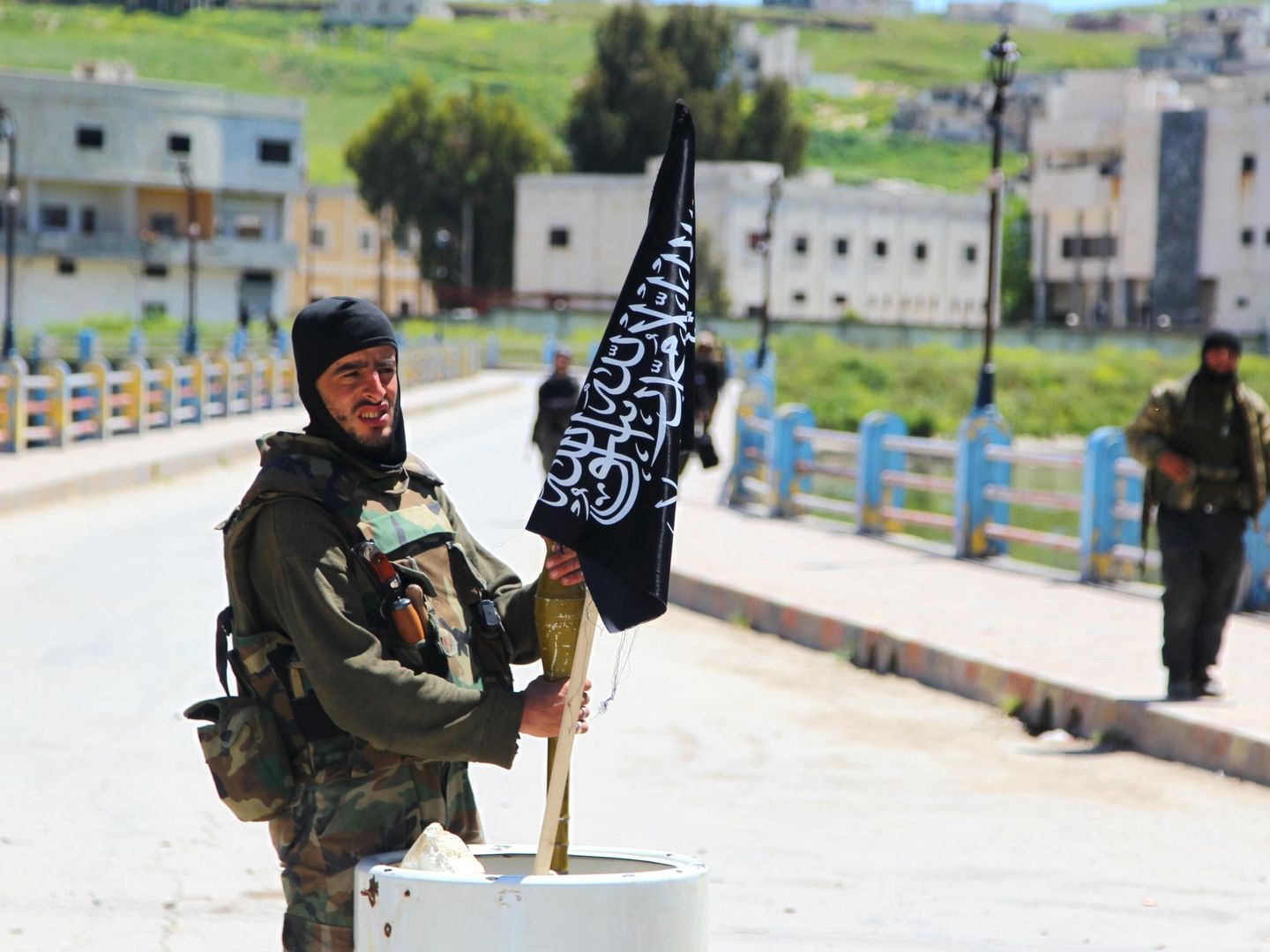 Un combatiente del Frente Al Nusra en Yisr Al Shugur, en el norte de Siria, en abril de 2015 (Reuters)