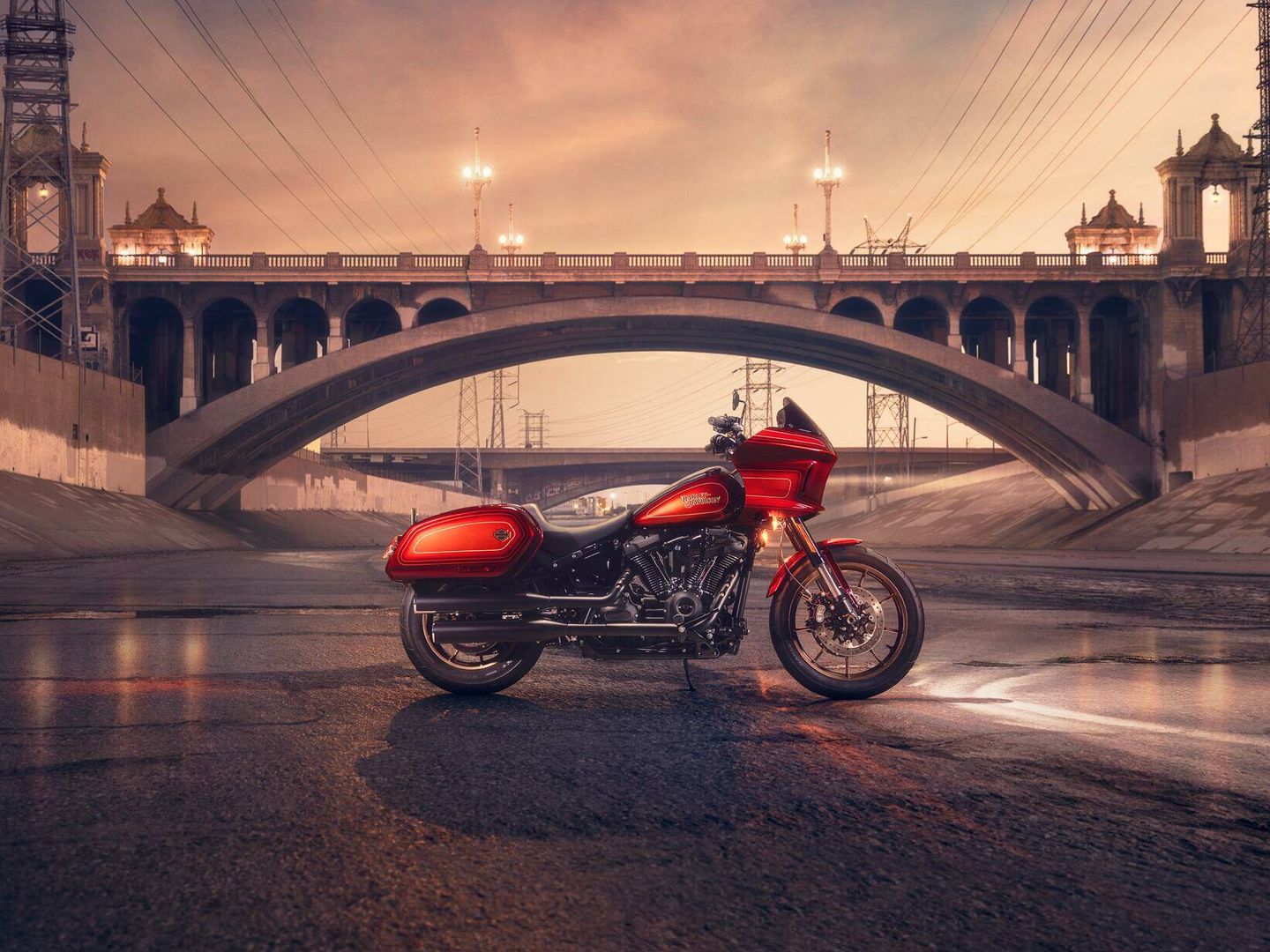 La moto rinde tributo a la contracultura californiana de los 80, y se inspira en la FXRT de 1983.