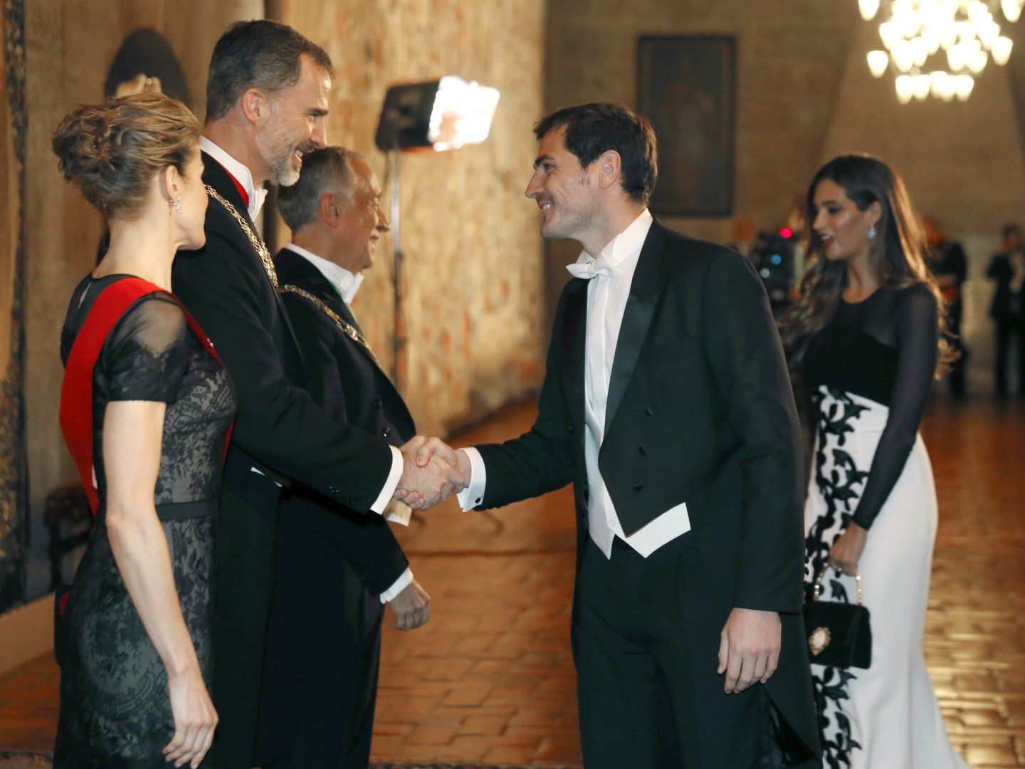 Felipe VI y Letizia, en una visita a Portugal, saludan Iker Casillas y Sara Carbonero. (EFE)