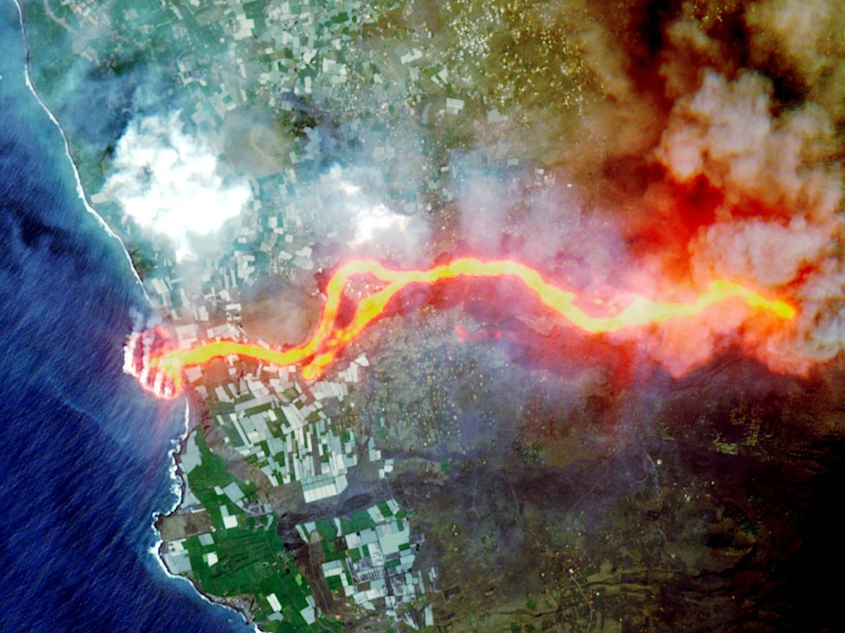 Foto: La cascada de lava que cae al mar en La Palma formando un delta (REUTERS)