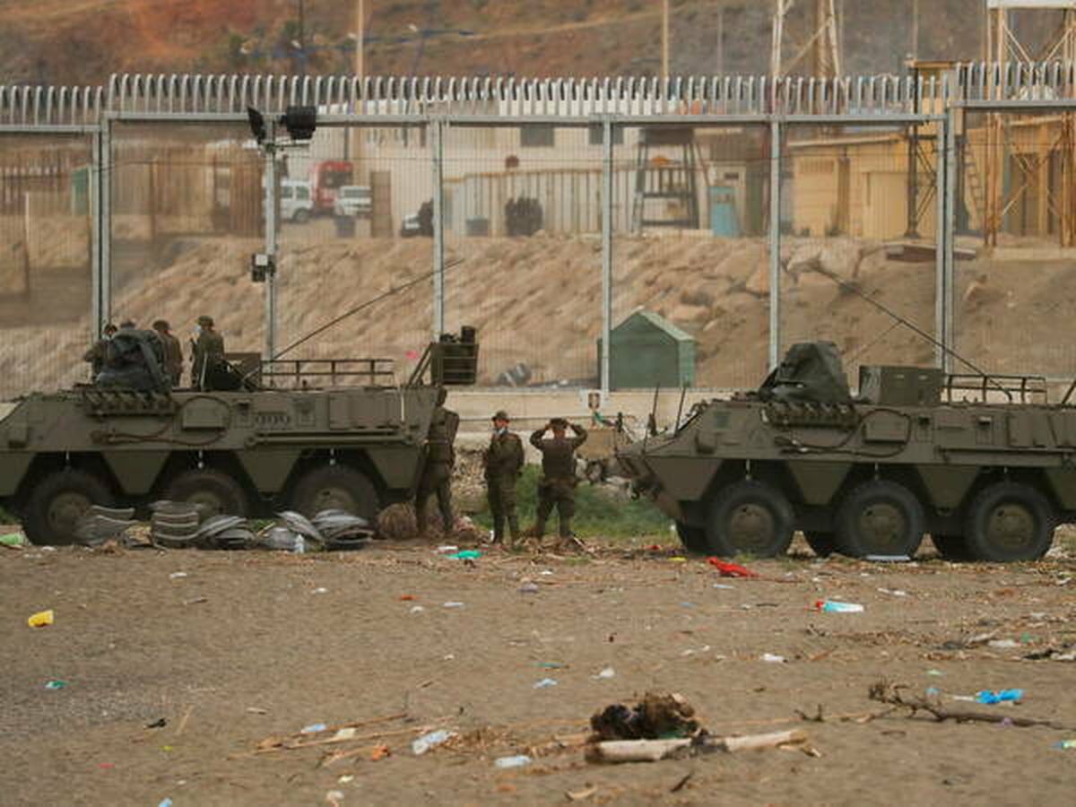 Foto: El Ejército frente a la valla de Ceuta. (Reuters).