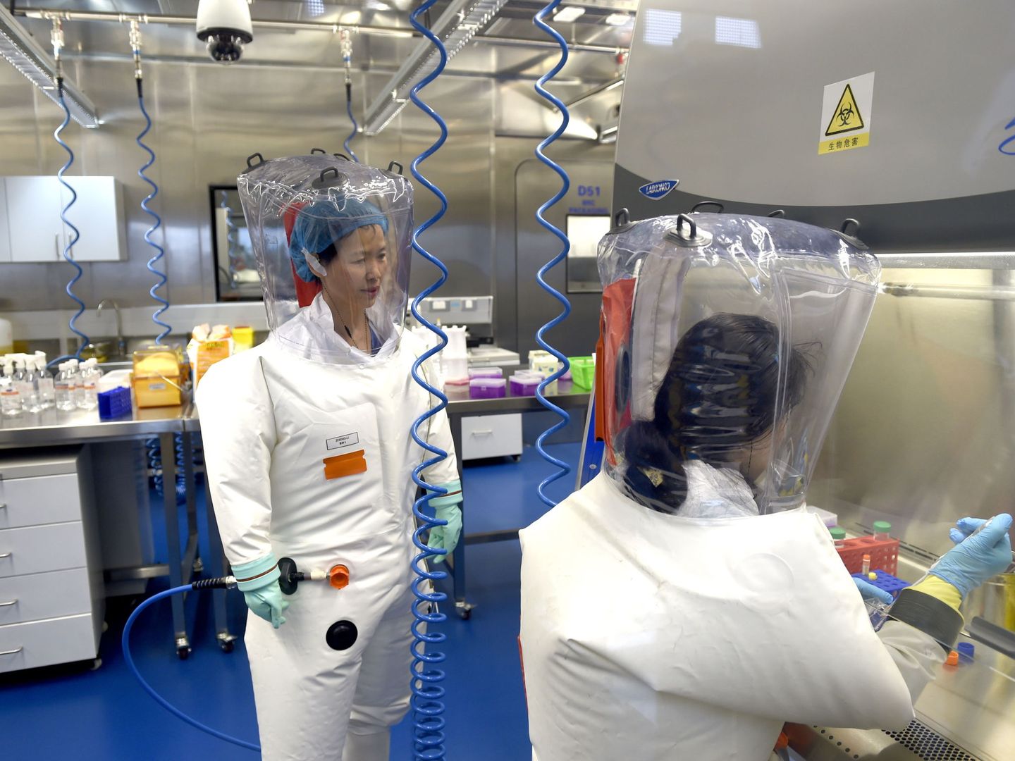 Shi Zhengli, en un traje de protección en su laboratorio de Wuhan, fotografiada en febrero de 2017 (EPA)