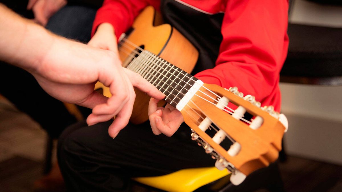 El arte de aprender: por qué la mejor inversión en tu hijo es un instrumento musical