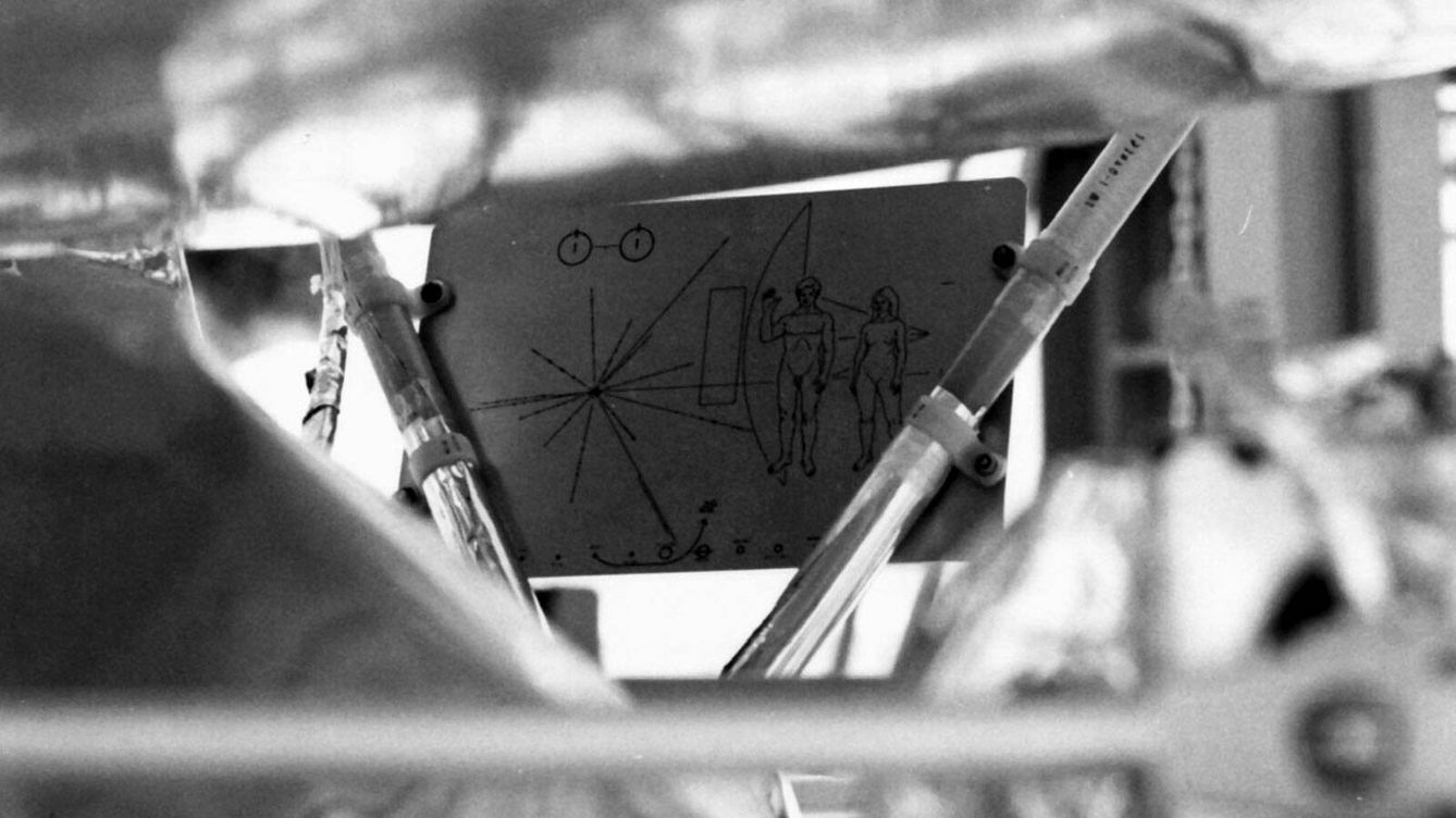Foto: El mensaje a los extraterrestres montado en la nave Pioneer 10, antes de su lanzamiento (NASA)