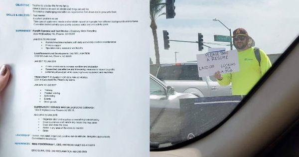 Foto: Patrick Hoagland, en un semáforo de Phoenix, entregando su CV. (Foto: Twitter)