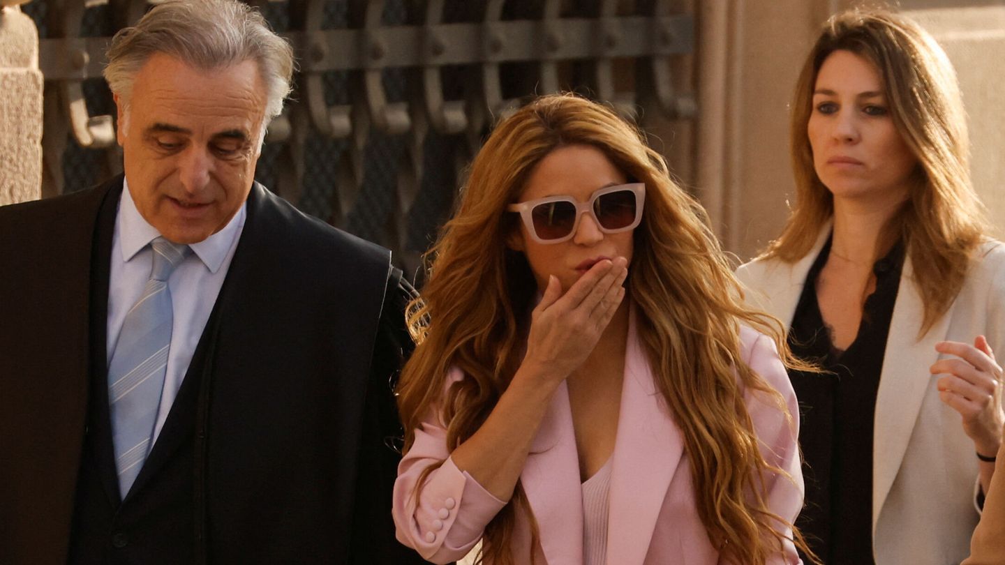 Pau Molins y Shakira, el lunes en Barcelona. (Reuters/Albert Gea)