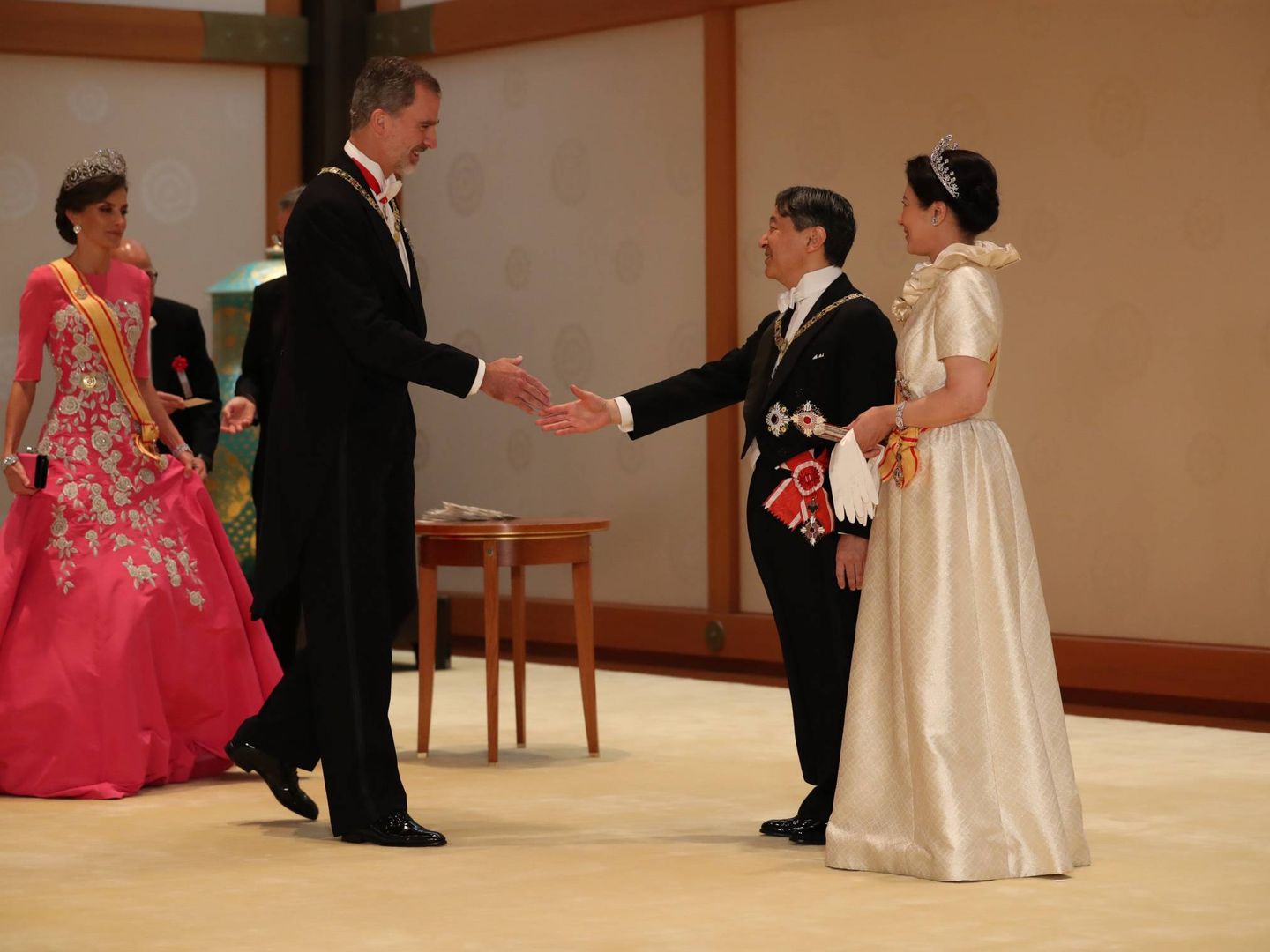Letizia y Felipe, saludando a los emperadores de Japón. (Cordon Press)