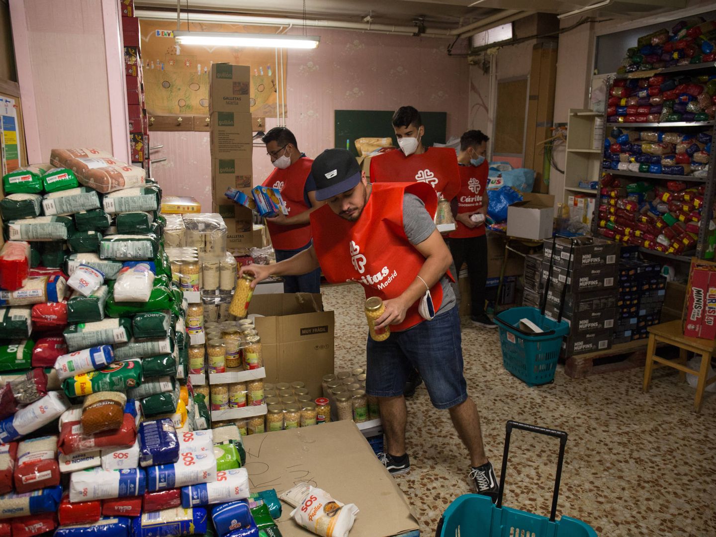 Voluntarios y residentes en Santa Rosalía preparan carros de comida solidaria. (D.B.)