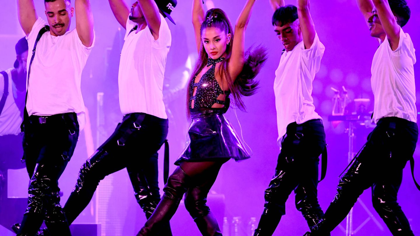 Ariana Grande durante una actuación (Photo by Kevin Winter/Getty Images).