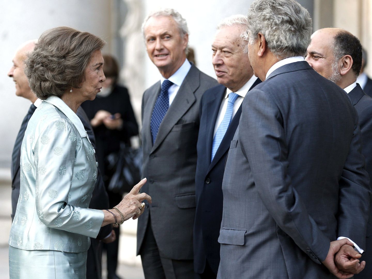 La reina Sofía conversa con Margallo en presencia de Jesús Posada y Pedro Morenés. (EFE)