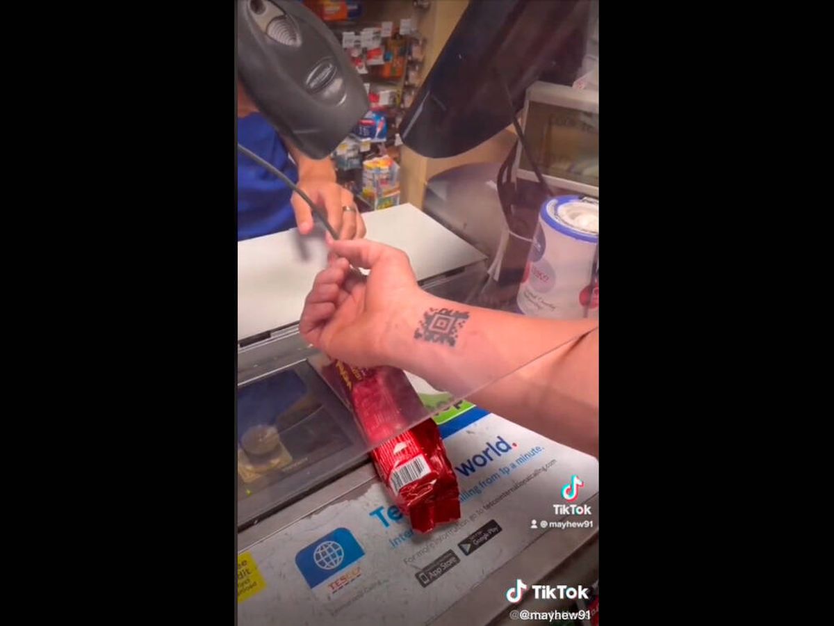 Foto: Dean pasa la tarjeta tatuada para pagar en el supermercado (TikTok/tescosclubcardguy)
