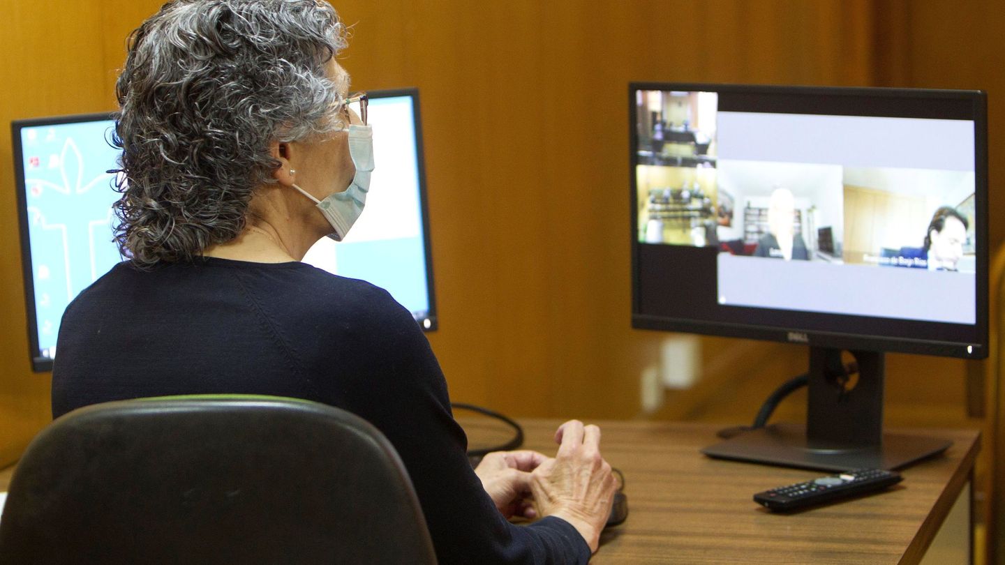 La secretaria de juzgado durante el primer juicio plenamente telemático en el Juzgado de lo Social número 2 en Vigo, este lunes. Durante el juicio, los abogados entrarán por videollamada en una sala virtual. (Foto: EFE)
