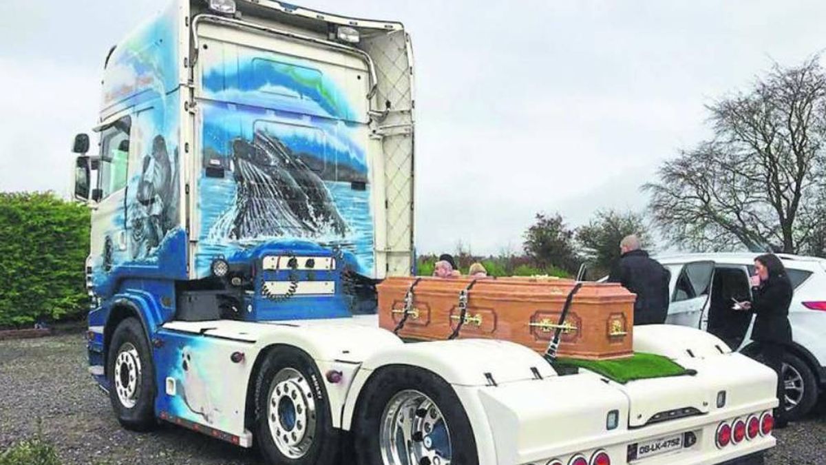 El homenaje más emotivo a un camionero: llevaron su féretro en un camión