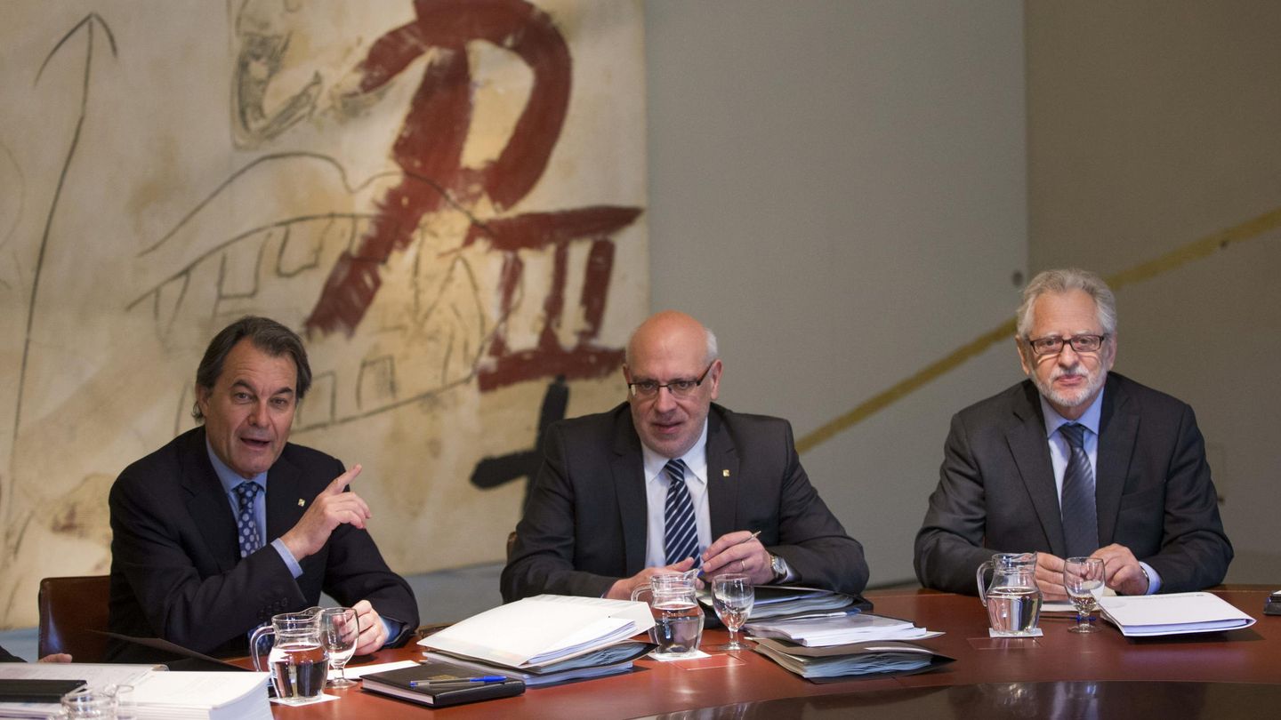 Carles Viver (dcha) junto al presidente Artur Mas y otros miembros del Govern en 2015.(EFE)