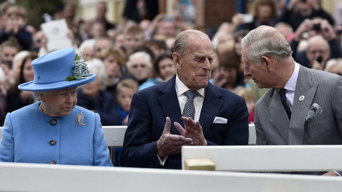 Isabel II y el duque de Edimburgo junto a su hijo, Carlos de Inglaterra. (EFE)