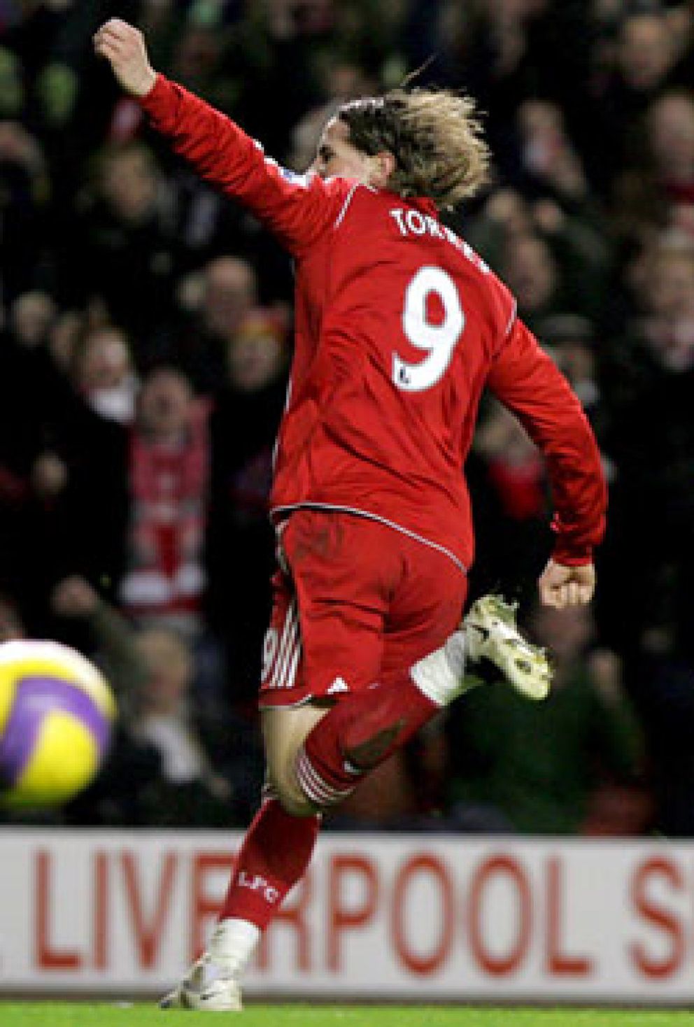 Foto: Torres reanima al Liverpool y Cesc, líder con el Arsenal