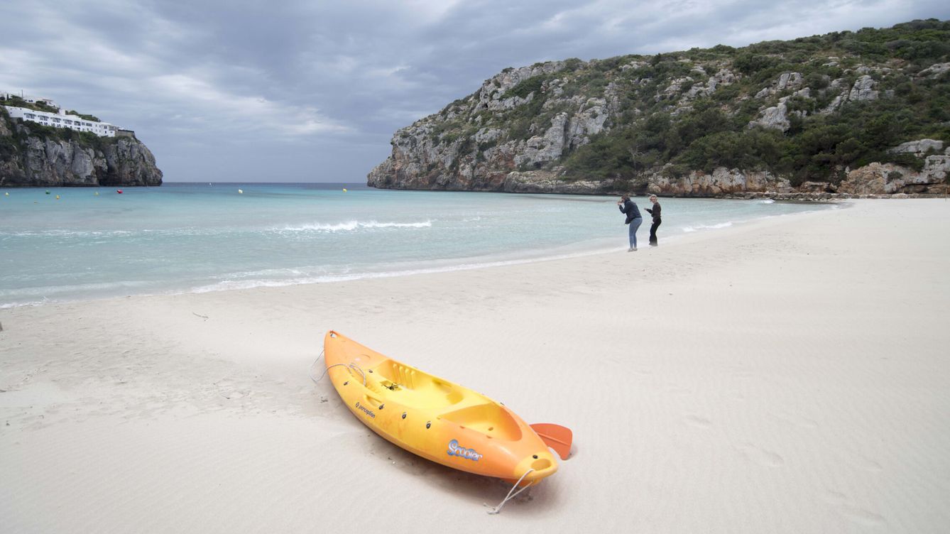 Foto: Cala en Porter, uno de los reclamos turísticos de Menorca. (EFE/David Arquimbau Sintes)