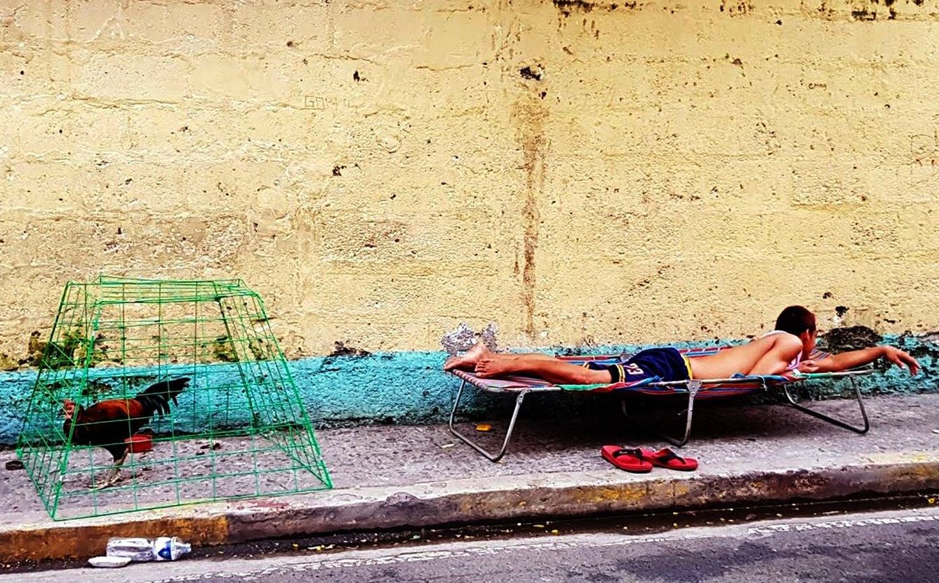 Un hombre descansa en una tumbona en una calle de Manila. (L. Garrido-Julve)