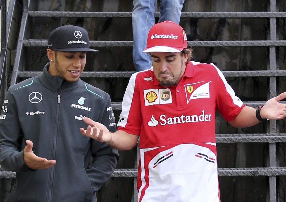 Foto: Fernando Alonso y Lewis Hamilton conversando durante la temporada pasada.