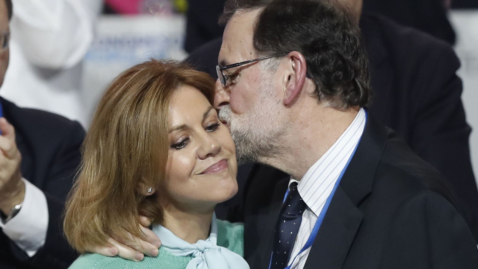 Foto: El presidente del PP, Mariano Rajoy, besa a la secretaria general del partido, María Dolores de Cospedal. (EFE)