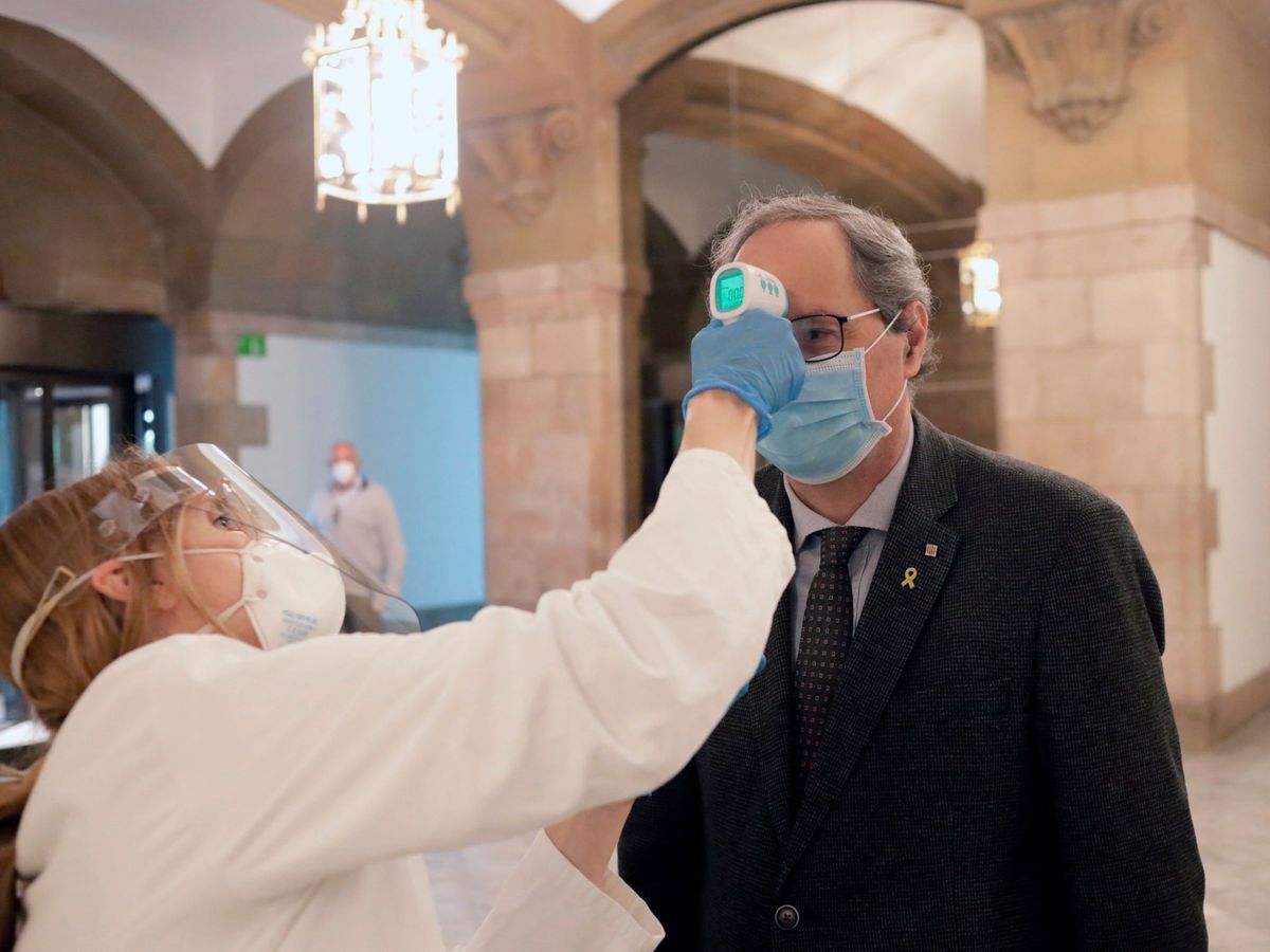 Foto: Un miembro de los servicios médicos toma la temperatura al presidente de la Generalitat, Quim Torra. (EFE)